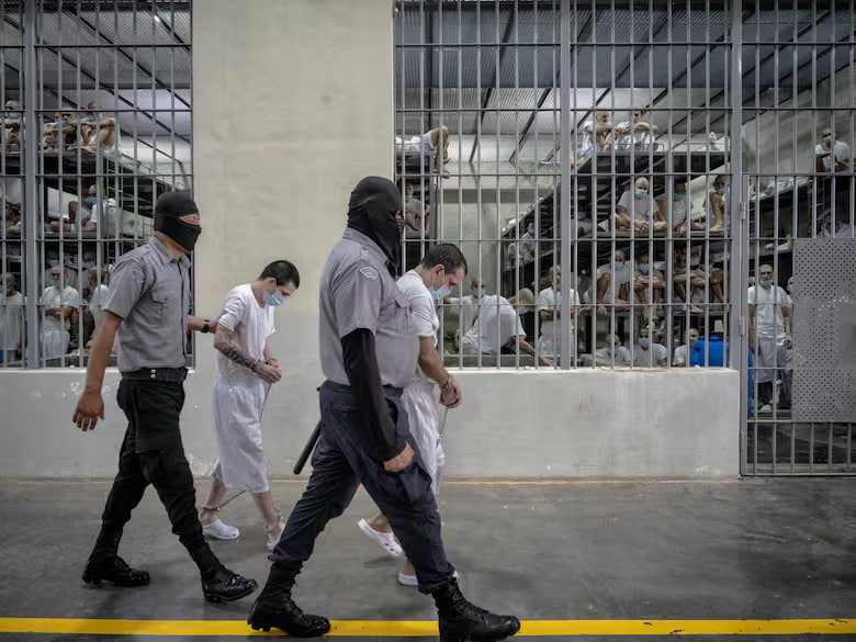 Bukele le ofrece a Trump su megacárcel para recluir criminales estadounidenses y extranjeros a cambio de una tarifa