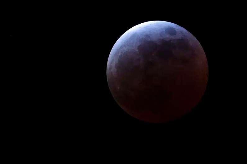 Las imágenes del eclipse total que tiñe la Luna de rojo