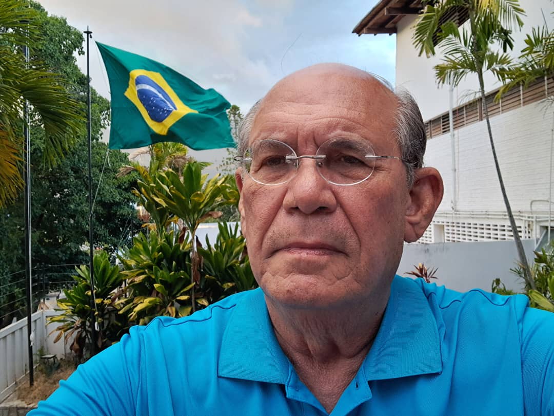 Omar González con la bandera de Brasil de fondo