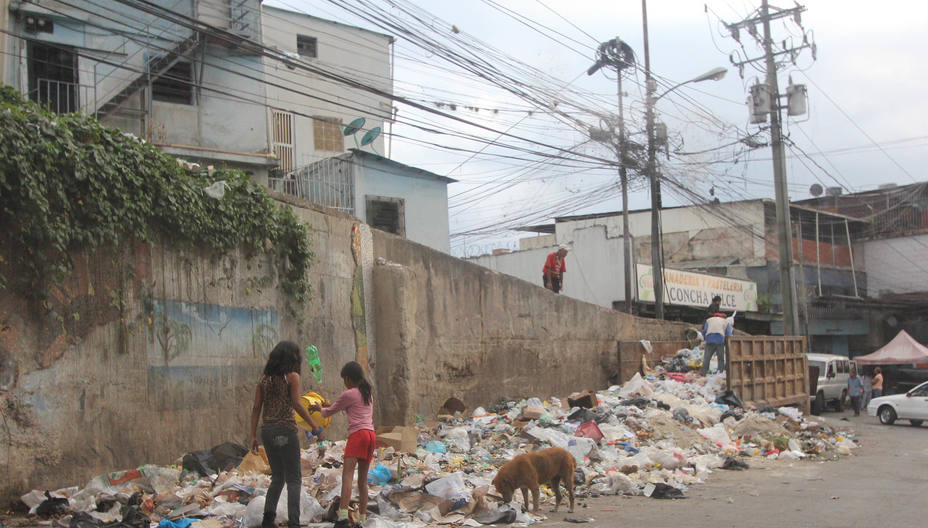 Caracas produce 2.200 toneladas de basura más de la que se recoge - EL ...