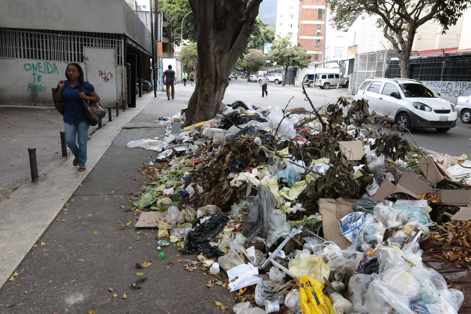 Calles de Caracas entre huecos y basura - EL NACIONAL