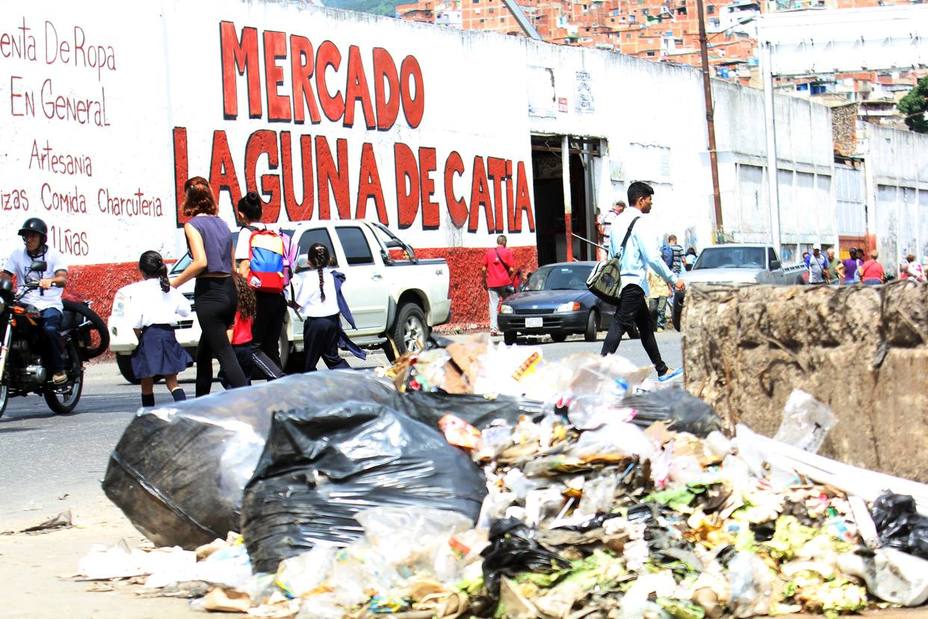 Basura inunda las calles de Caracas - EL NACIONAL