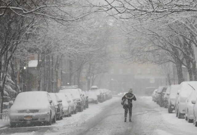 Millones de estadounidenses se refugian de tormenta de nieve que golpea el este del país