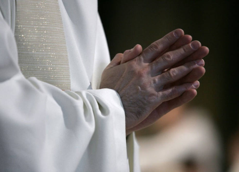 Feligreses piden depuración en el clero tras caso de sacerdotes que tenían relaciones sexuales con venezolano