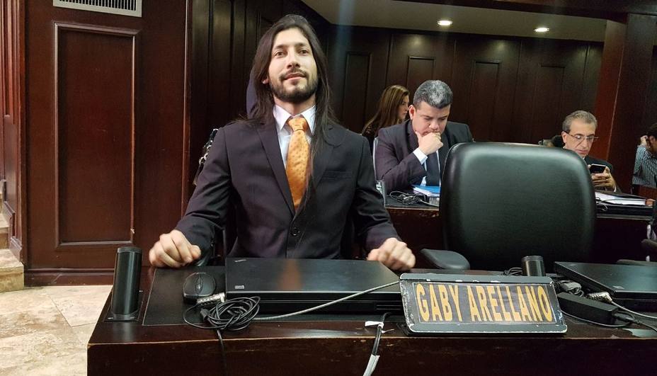 juramentaron-renzo-prieto-como-diputado-suplente-gaby-arellano_238660.jpg
