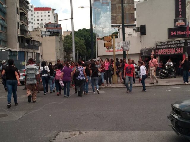 Ciudadanos en Plaza Venezuela hacen largas colas en espera de transporte