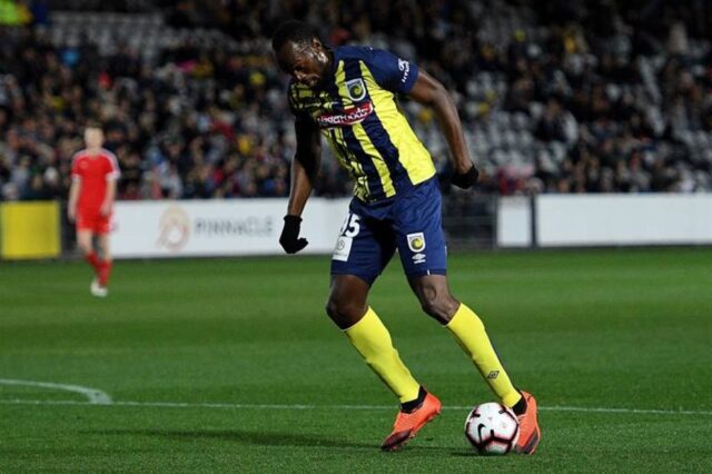 Usain Bolt debutó en el fútbol australiano con oportunidad de gol