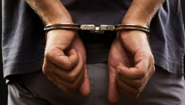 Detienen a cuatro personas por profanar tumbas y simular cremaciones