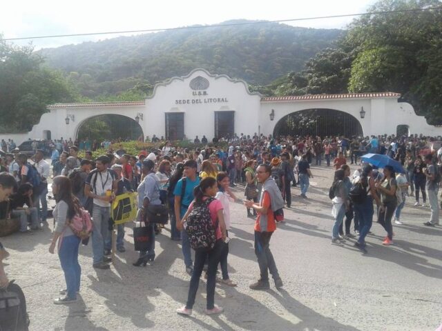 Estudiantes de la USB en Vargas protestan por falta de transporte