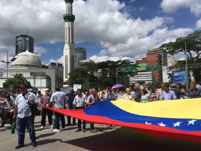 Trabajadores de la Cantv y Corpoelec protestan en la avenida Libertador