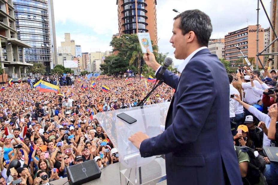 guaido-juramento-como-presidente-interino-venezuela_267699.jpg