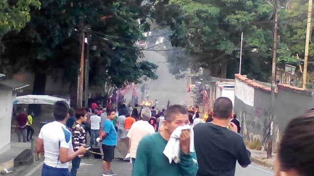Vecinos de Cotiza ponen barricadas ante represión del FAES