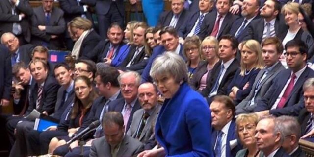 May superó la moción de censura presentada por la oposición laborista