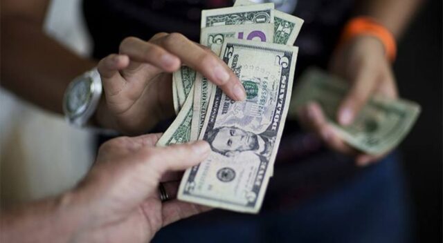 Precio del dólar paralelo abrió la semana por encima de 8,30 bolívares