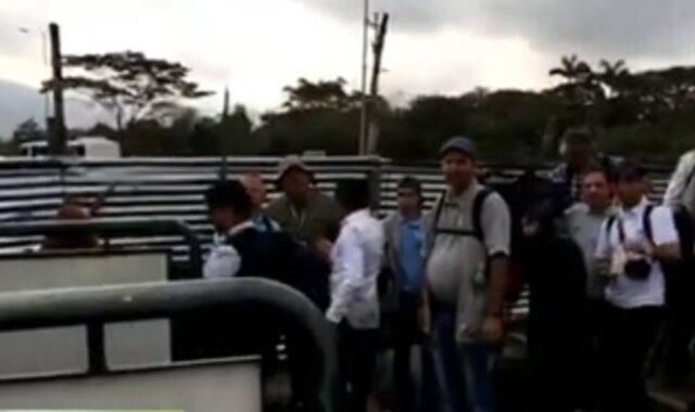 Periodistas esperan verificación para cubrir paso de la ayuda humanitaria