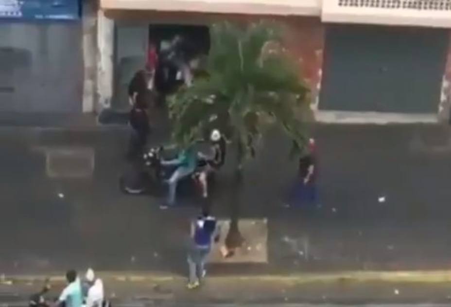 Así trasladaron a una mujer herida de bala en la avenida Fuerzas ...