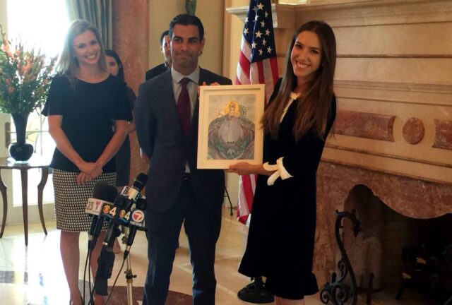 Alcalde de Miami entregó llaves de la ciudad a Fabiana Rosales