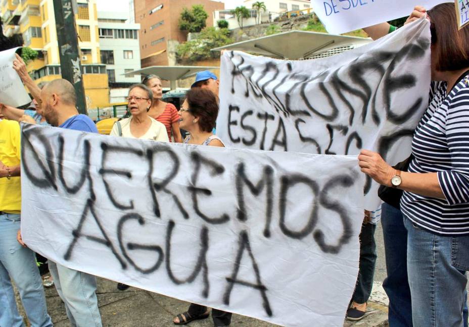 Vecinos del municipio Sucre protestan por falta de agua potable - EL ...