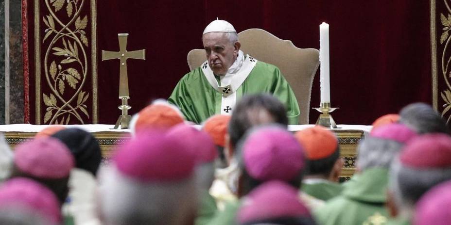 reaccion-del-papa-ante-intento-fieles-besar-anillo_276485.jpg