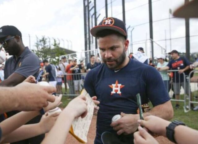 José Altuve fue retirado del lineup de los Astros por dolencias físicas
