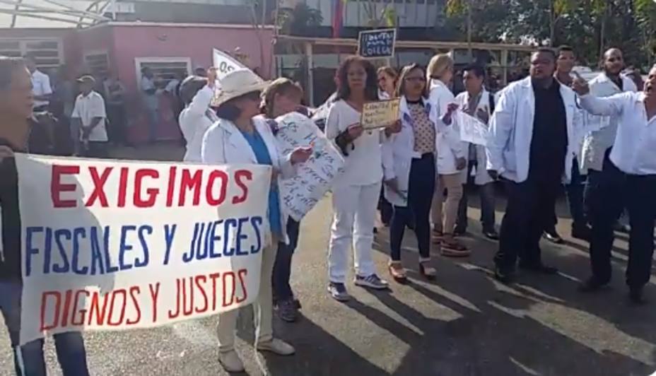 medicos-puerto-ordaz-exigen-liberacion-tres-colegas-detenidos_279950.jpg