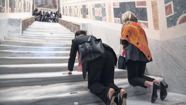 Exhiben la escalera de mármol en la que subió Jesús para su juicio