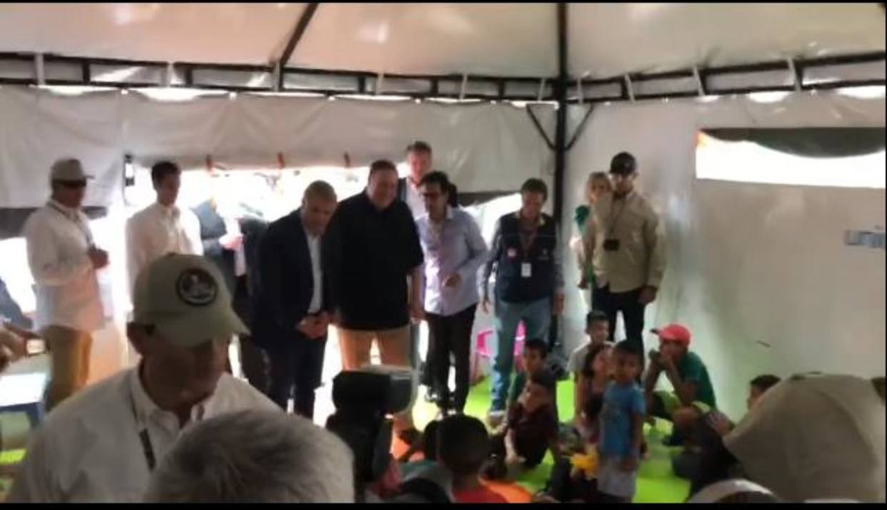 Iván Duque con niños venezolanos