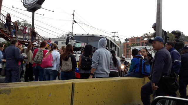Vecinos de Los Teques trancaron carretera Panamericana