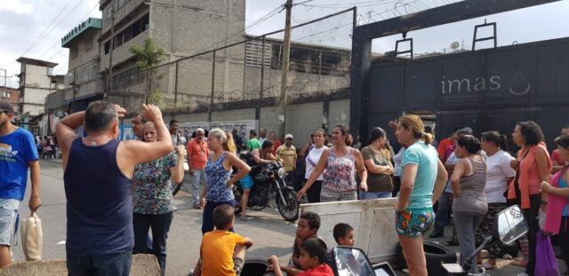 Trancan carretera Petare-Santa Lucía para exigir agua