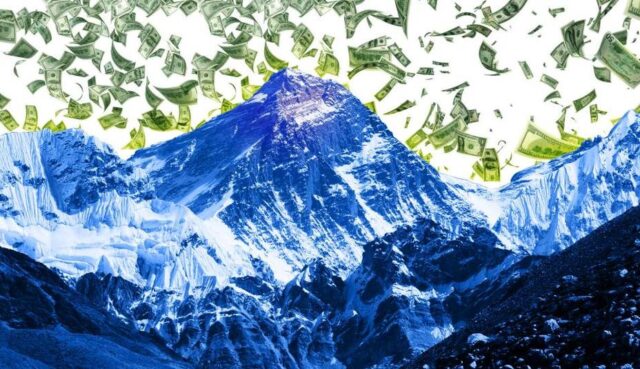 Unos 150 escaladores hacen cumbre en el Everest a pesar del brote de covid