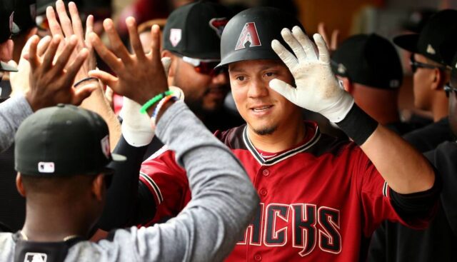 Wilmer Flores peleará tiempo en segunda base con Yolmer Sánchez