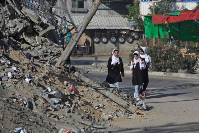 Palestinos afirman que 103 personas han muerto en bombardeos israelíes