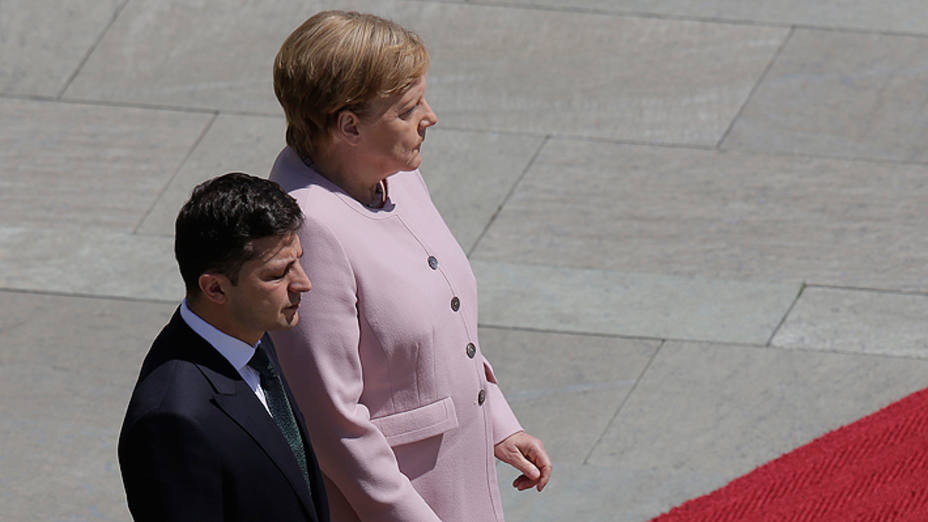 preocupacion-por-espasmos-angela-merkel-medio-acto-publico_285749.jpg