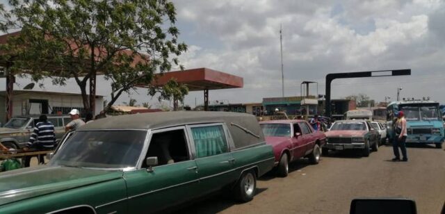 “Los muertos hay que mostrarlos”: transportistas fúnebres denuncian que no pueden surtir sus vehículos de combustible