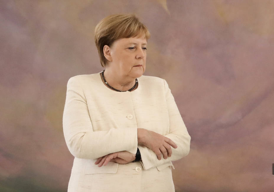 merkel-vuelve-sufrir-temblores-durante-una-ceremonia-oficial_286631.jpg