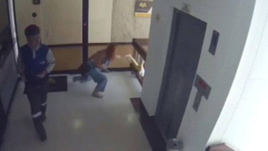 Impresionante reacción de una madre que salva a su hijo de caer al ...