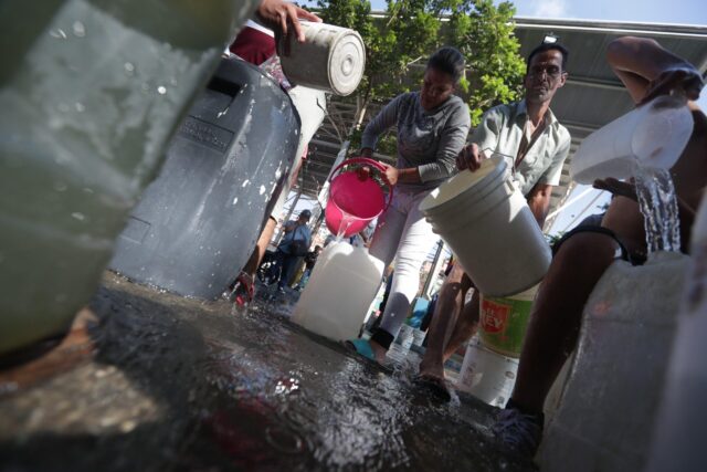 La UCAB determinó que 3 tomas improvisadas de agua no son aptas para beber