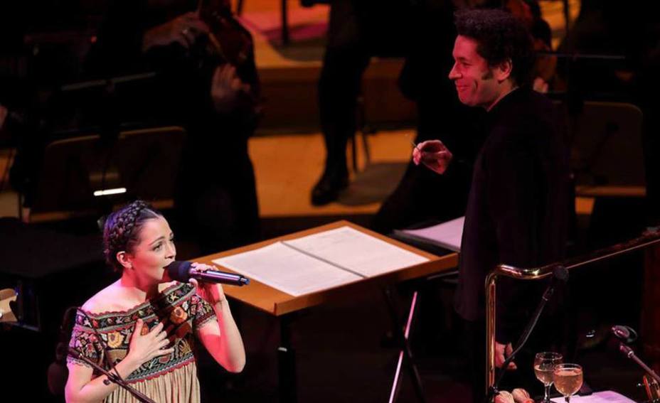 natalia-lafourcade-gustavo-dudamel-conquistaron-hollywood-bowl_289459.jpg