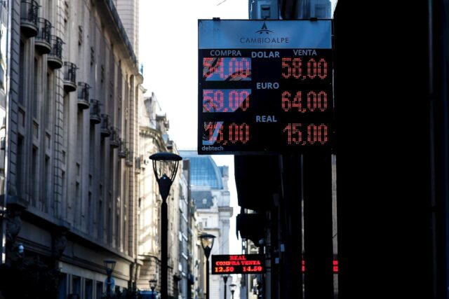 Dólar abre a la baja en Argentina al final de una semana turbulenta