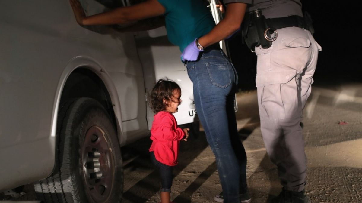 Niña llorando en la frontera