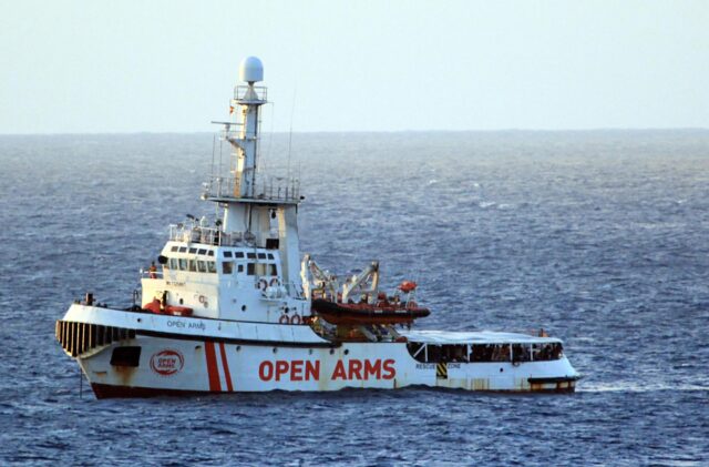Deterioro de condiciones de migrantes del Open Arms impide navegar a puerto lejano