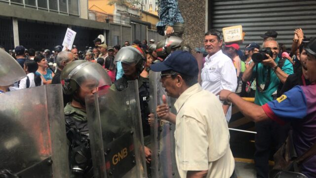 Motorizados dispararon durante protesta de docentes en Caracas