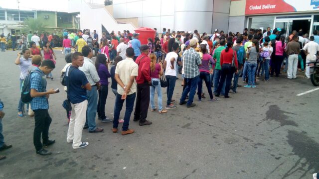Detenidos 4 gestores de pasaportes en Bolívar