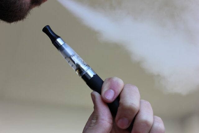India, gran productor de tabaco, prohibió el vapeo