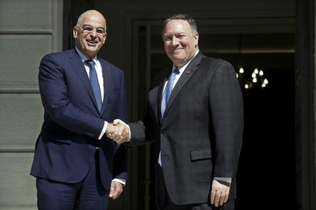 En medio de protestas Pompeo firmó acuerdo de defensa en Atenas