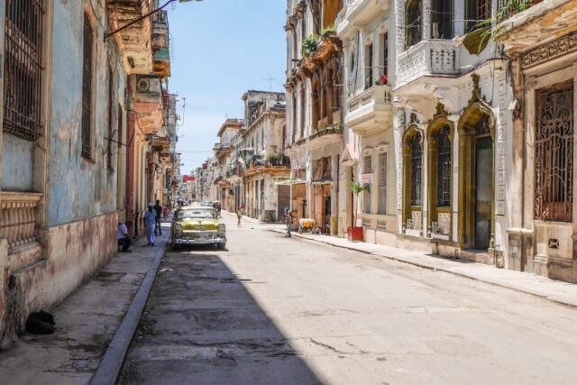 Cubanos podrán adquirir algunos bienes en dólares