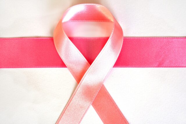 La pesquisa para descartar cáncer de mama debe iniciarse a los 35 años de edad o antes si hay antecedentes