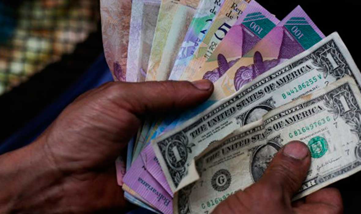 "Venezolanos que poseen dólares sobreviven, los que no tienen solo malviven"