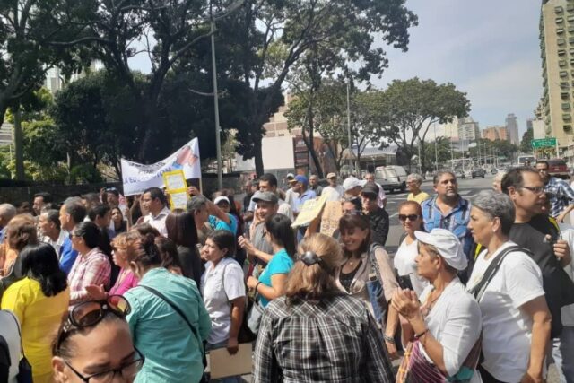 Maestros, enfermeras y jubilados: “Depende de todos que el tirano deje Miraflores”