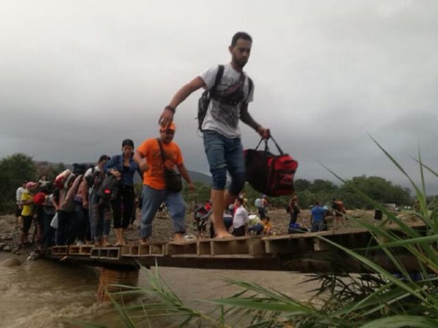 Venezolanos pagan hasta 5.000 pesos para cruzar por las trochas ante el cierre de la frontera